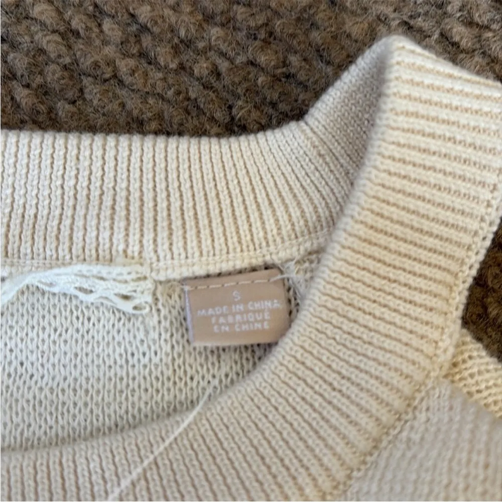 NWT Anthropologie Knitted & Knotted
Open Shoulder Ruffle Sleeve Sweater Small - Image 9