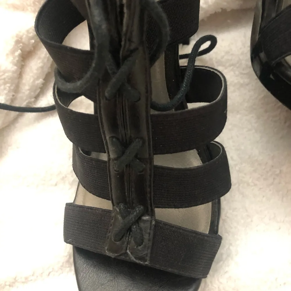 Apt. 9 Black Strappy Tie Up Heels sz 7 - Image 4