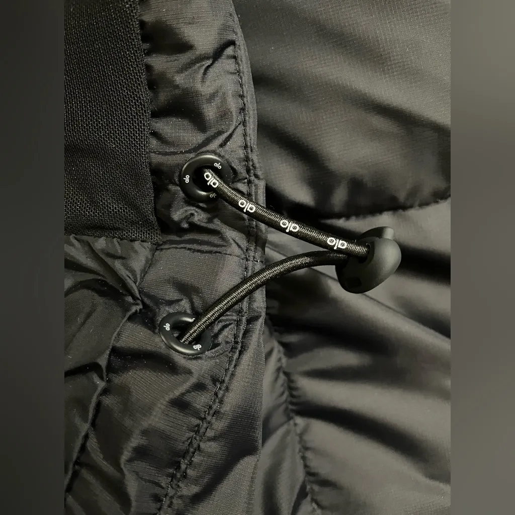 ALO Yoga NWT Gold Rush Puffer Jacket Full Zip, zipper pocket, very warm Black M - Image 8