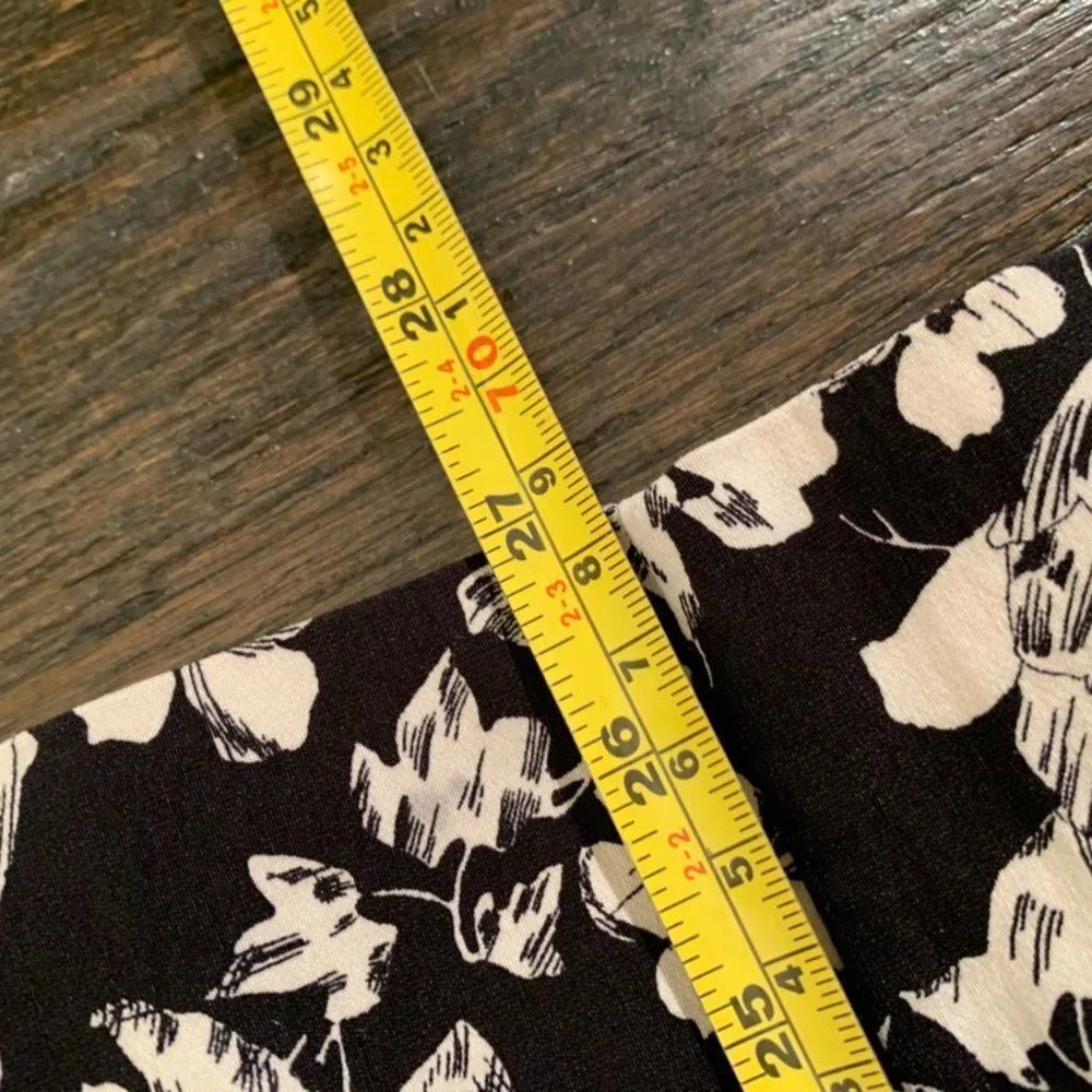 Roz & Ali Black and White Floral Cropped Pant - Image 6