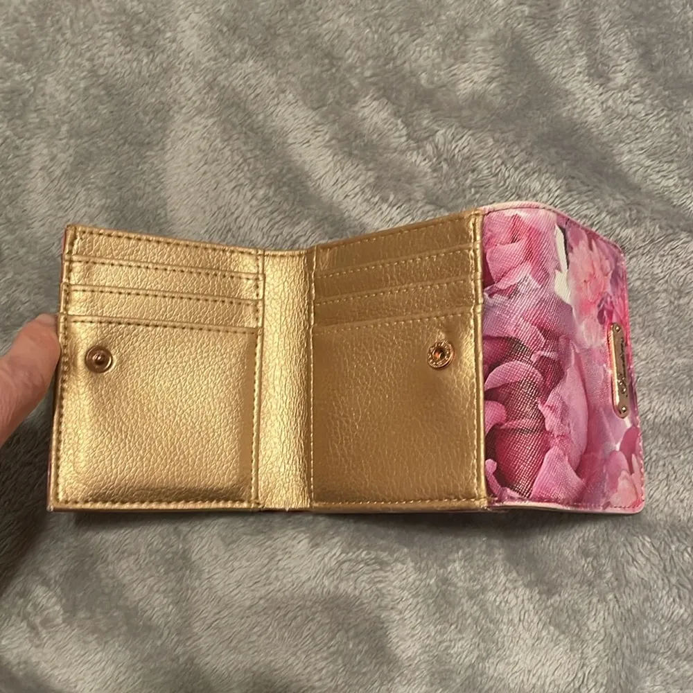 Buxton,‎ women’s floral and gold wallet. Pink - Image 9