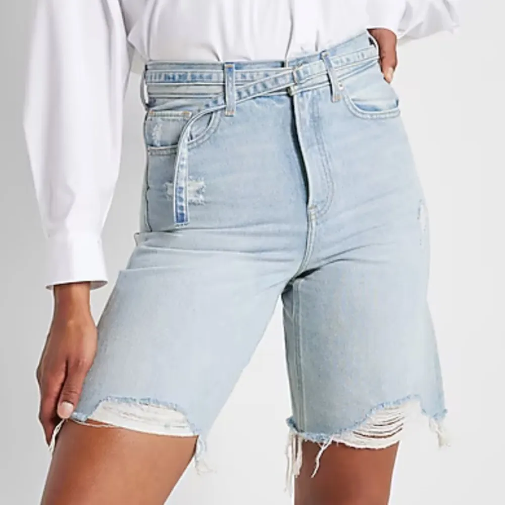 Express Super High Waisted 90s Bermuda Raw Hem Jean Shorts size 6 - Image 2