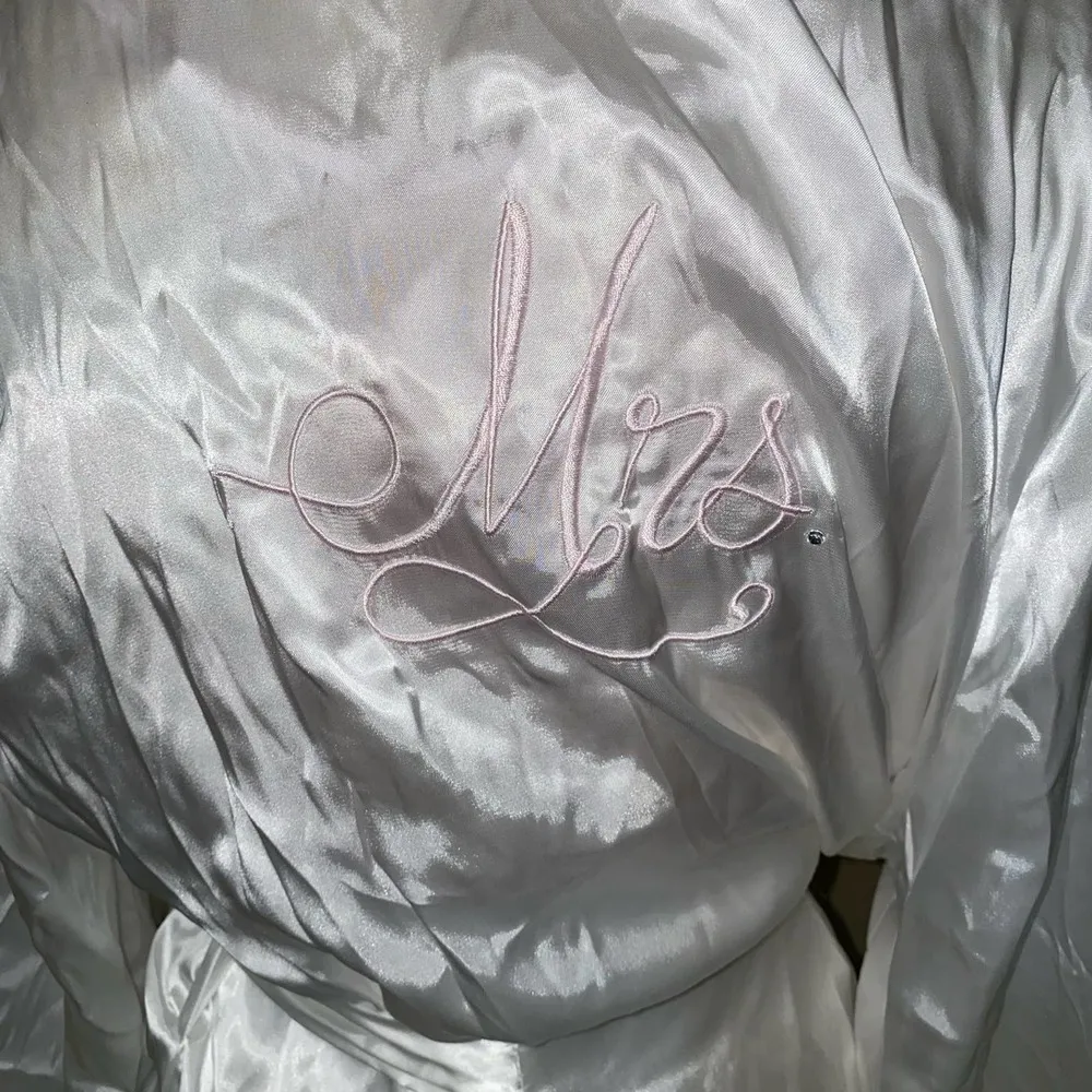 'Mrs' Embroidered Robe/Slip 2 Piece Set in Ivory Size XL NWTs - Image 14