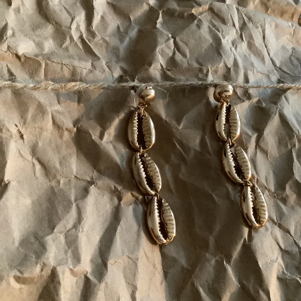 Gold in trends sea shell earrings - Image 3