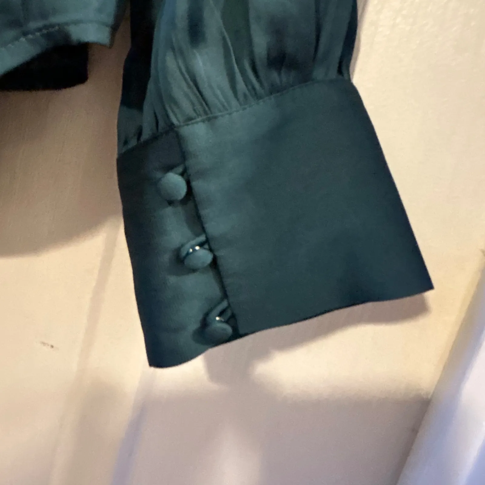 PAIGE Cleobelle Emerald Green Satin Tie Neck Button Front Blouse Medium - Image 9