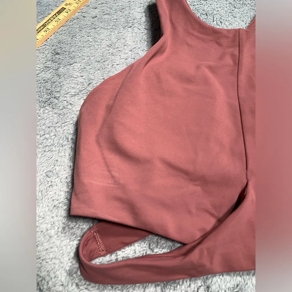 Athleta conscious cut out crop top large padding - Image 2