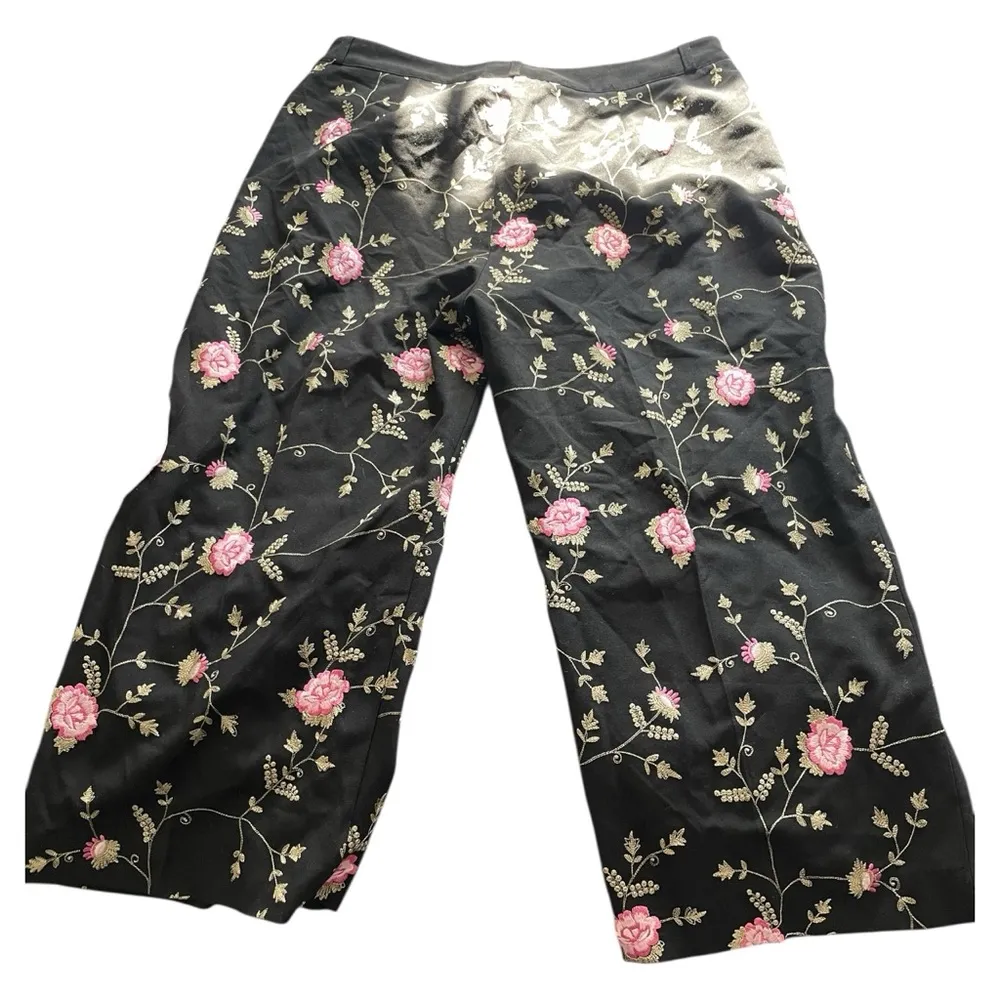 EUC Karen Kane Lifestyle Petites black/pink floral embroidered cropped pants 14P - Image 2