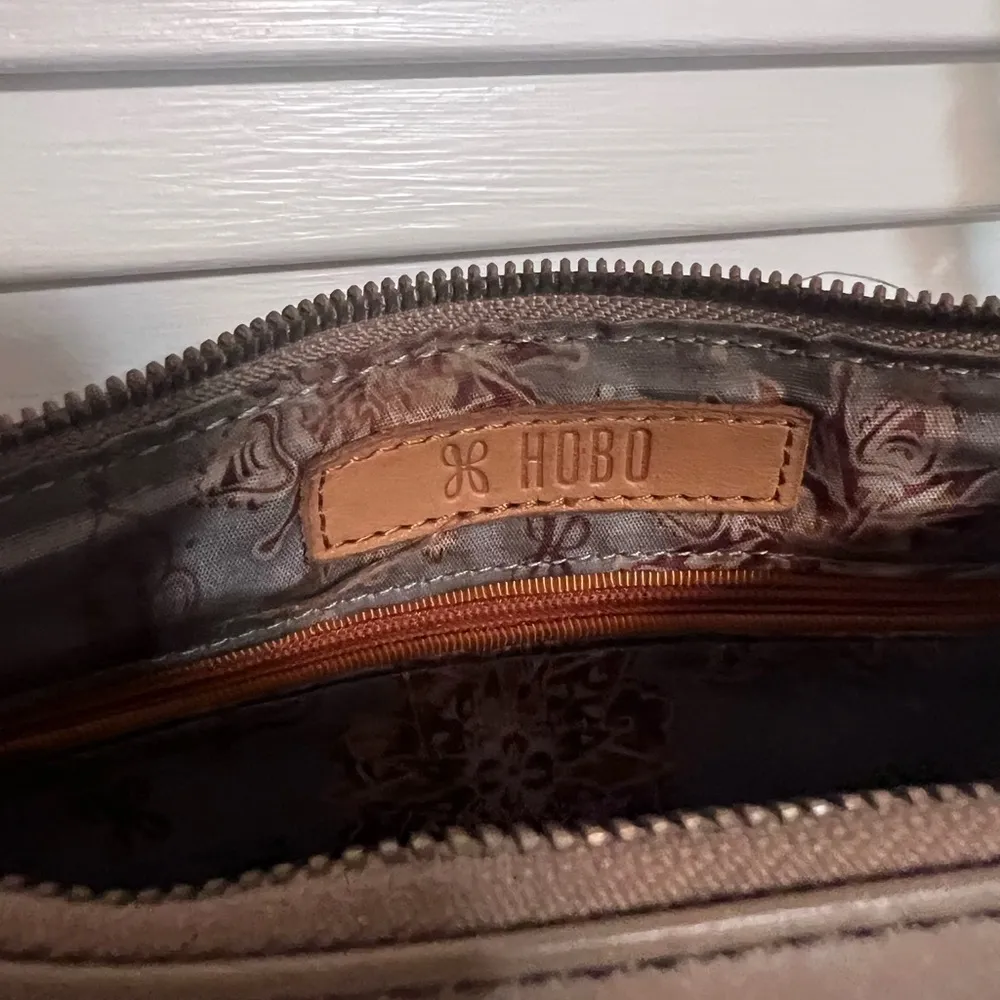 HOBO cross body, taupe color. Zipper top closure with adjustable strap. Tan - Image 8