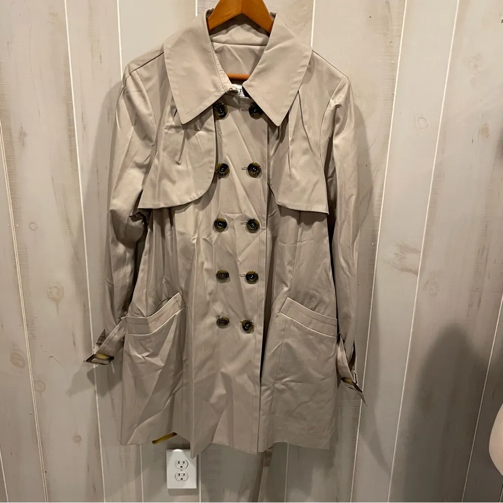 Cute Pendleton classic tan belted mid trench rain jacket tortoise accents - Image 3