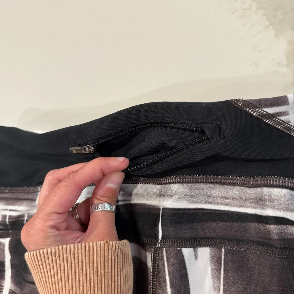 Nike DriFit Running TwistyPrint Athletic Crop Leggings Womens Medium Black/White - Image 8