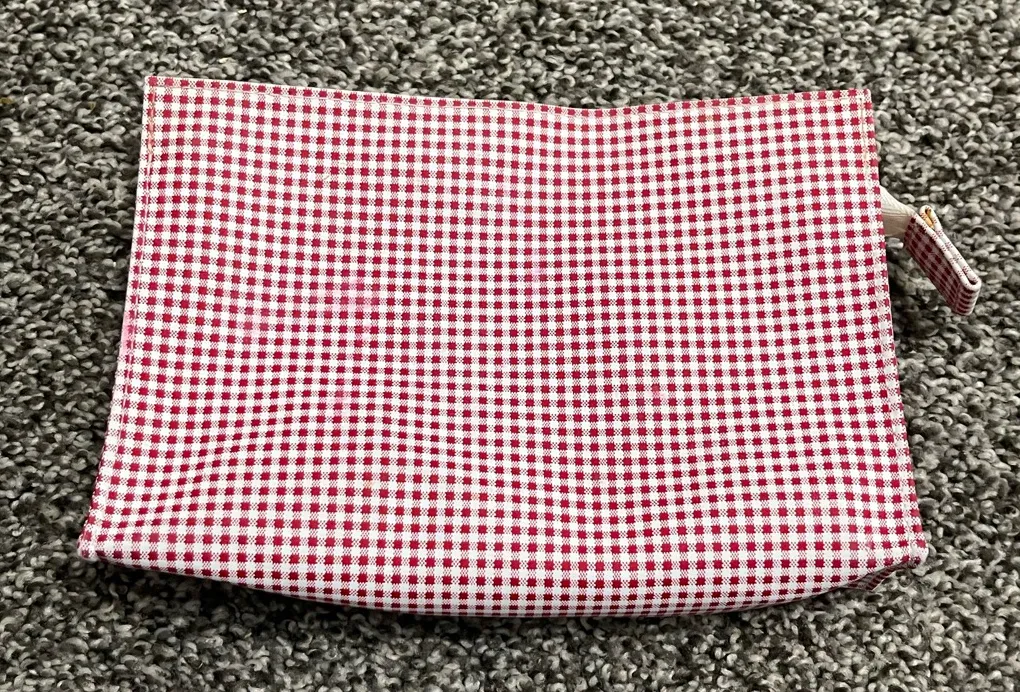 Estée Lauder Red and White Checkered Cosmetic Bag Zip Up Make Up Purse - Image 1