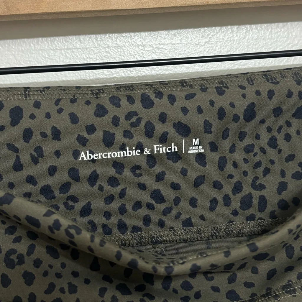 NWT Abercrombie & Fitch Leopard Spot Leggings in Green - Size M - Image 3