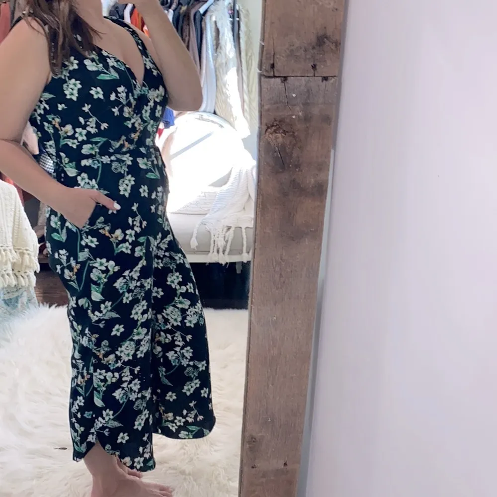 Tahari black floral pant jumpsuit; size 10 - Image 4