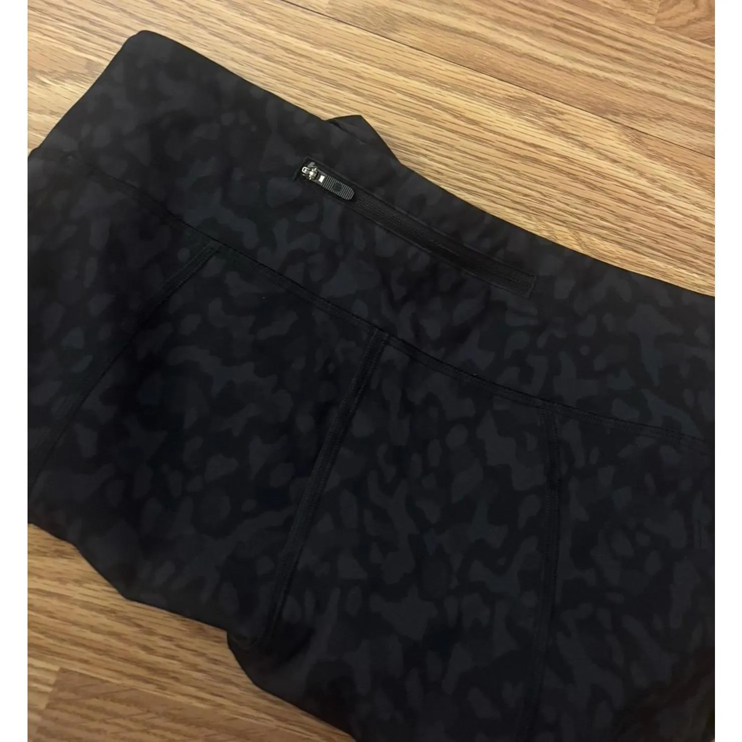 Lululemon Black Leopard Capri Leggings 22” Size 8 - Image 5
