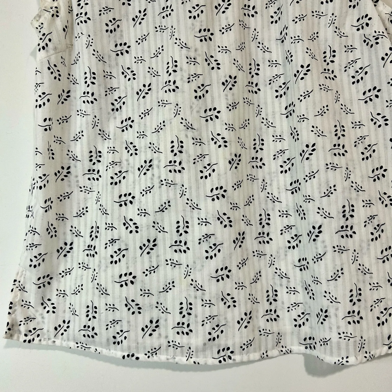 Skies Are Blue Women’s Flutter Sleeve Smocked Blouse White Navy Size Medium EUC - Image 3