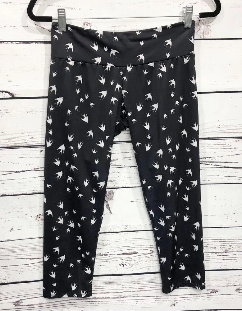Onzie Bird Novelty Graphic Print Cropped Leggings: Black & White - Image 3
