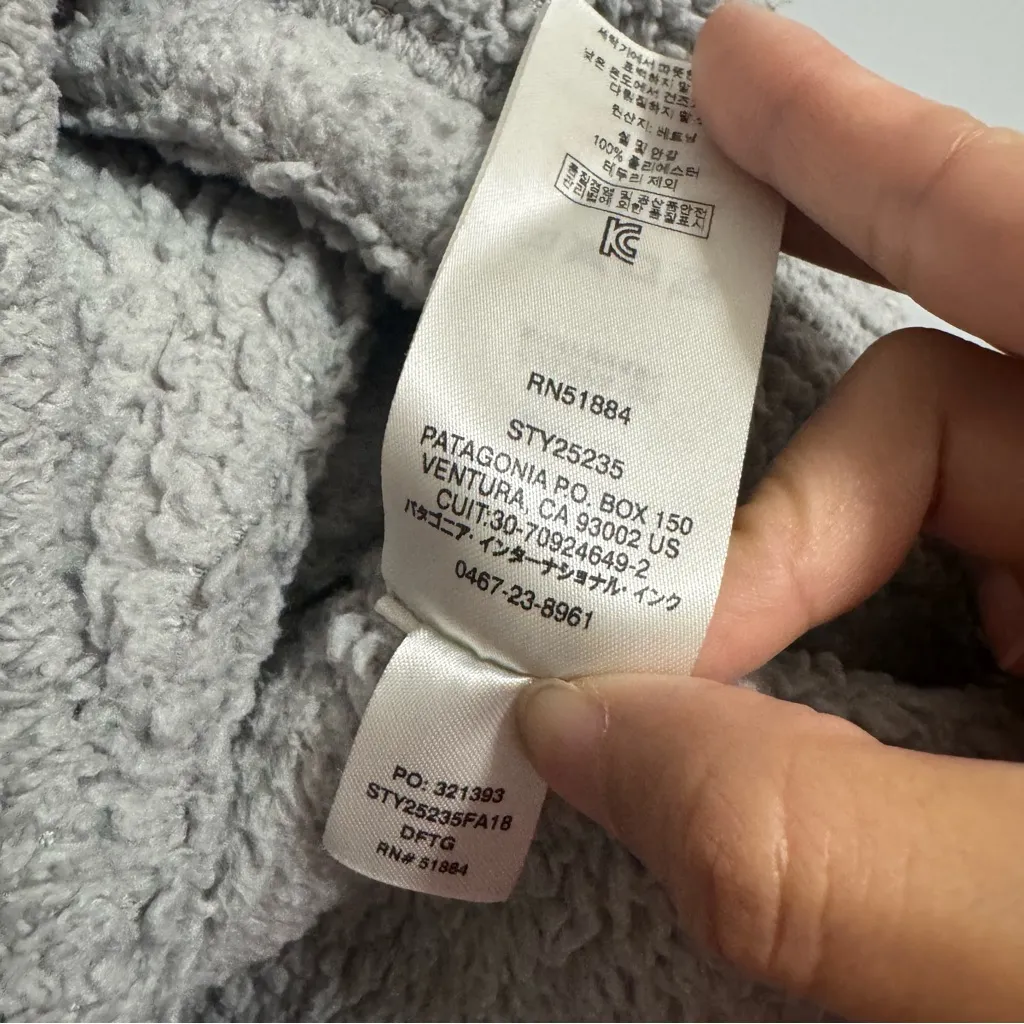 Patagonia Women's Light Gray Fleece Sweater Size Medium - Image 6