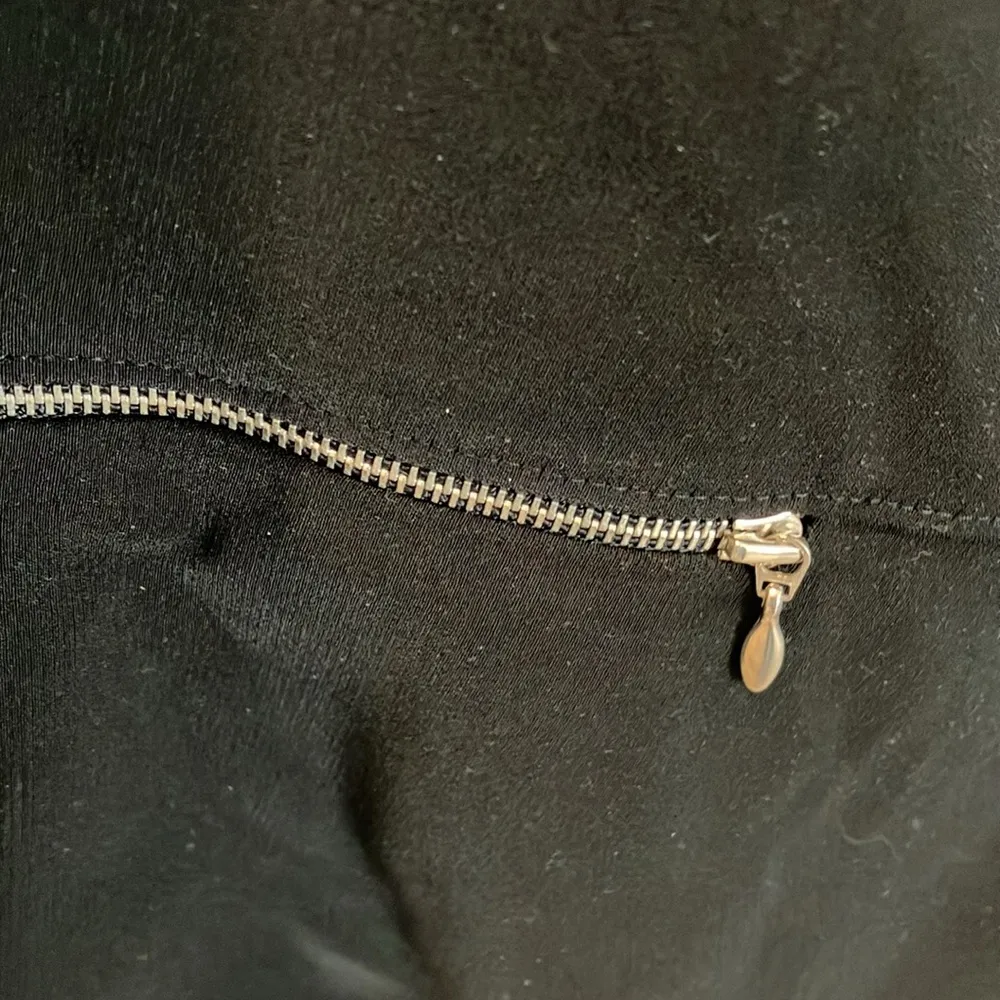 Tahari Arthur Levine Black Blazer With Zip Pockets & Snap Front Closure - Image 6