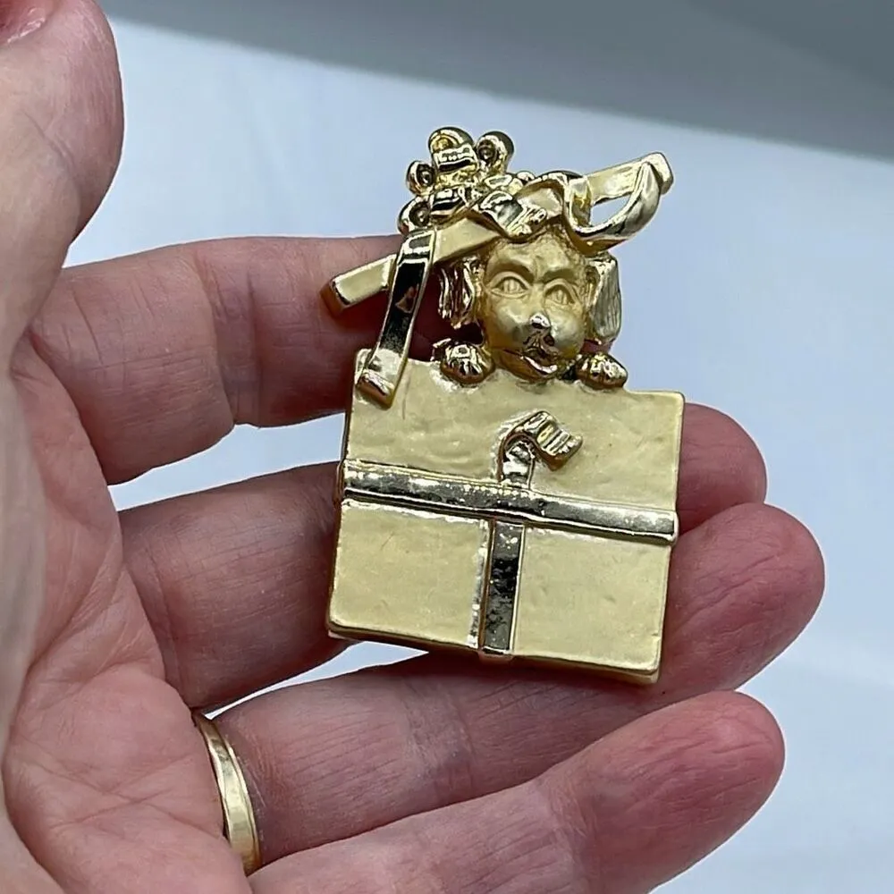 American Jewelry Co. puppy peeping from gift brooch. Gold - Image 3