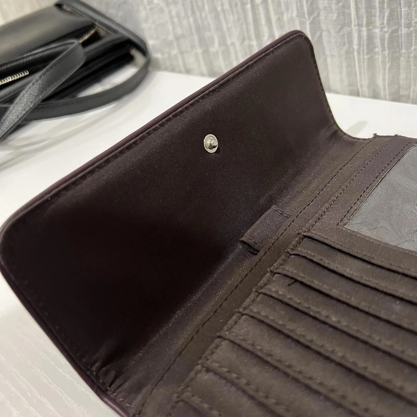 Nine West burgundy leather wallet white contrast stitching quiet luxury oldmoney - Image 6