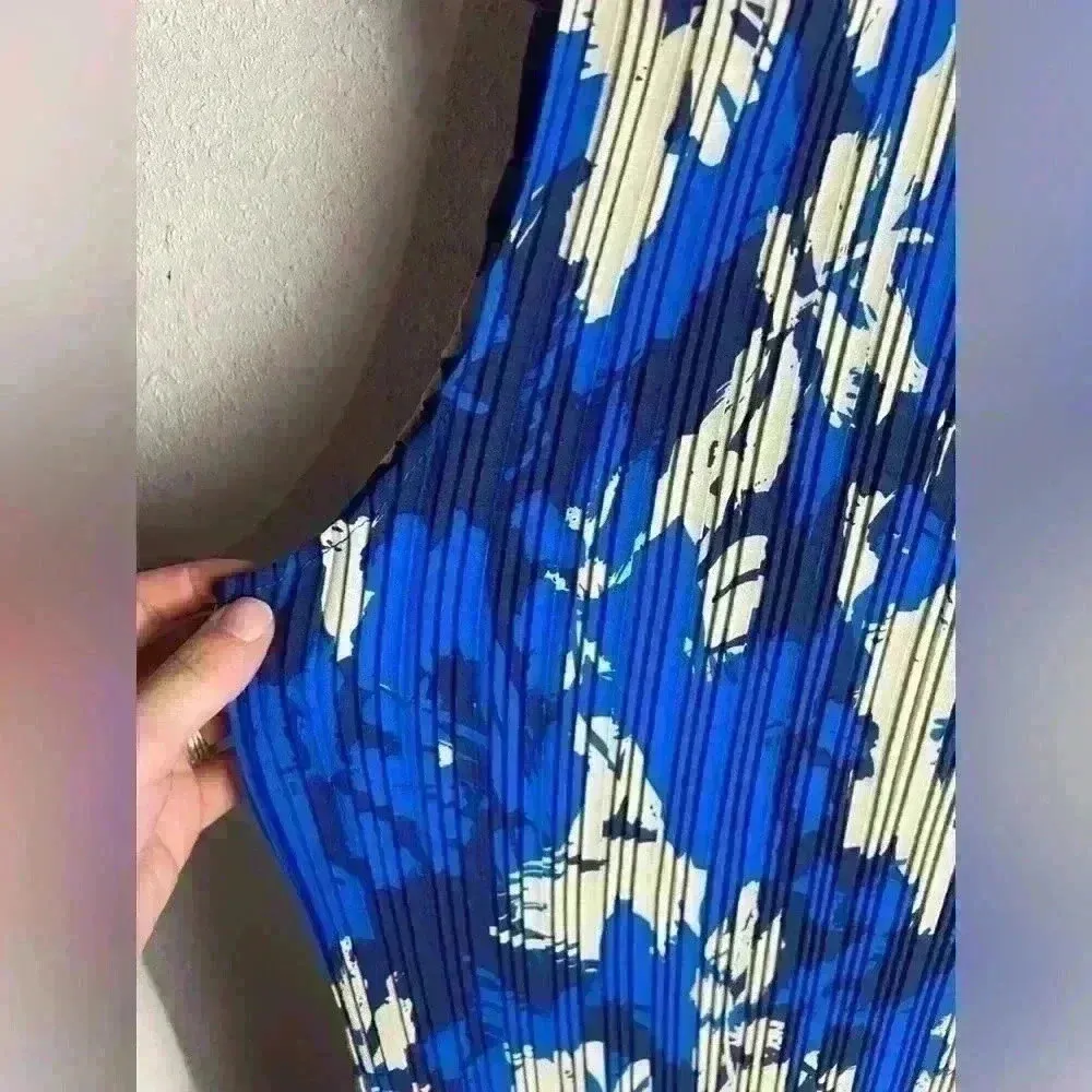 Joie Plus Size 1X Tank Top Floral Print Pleated Blue And Cream Boat Neck Texture - Image 3