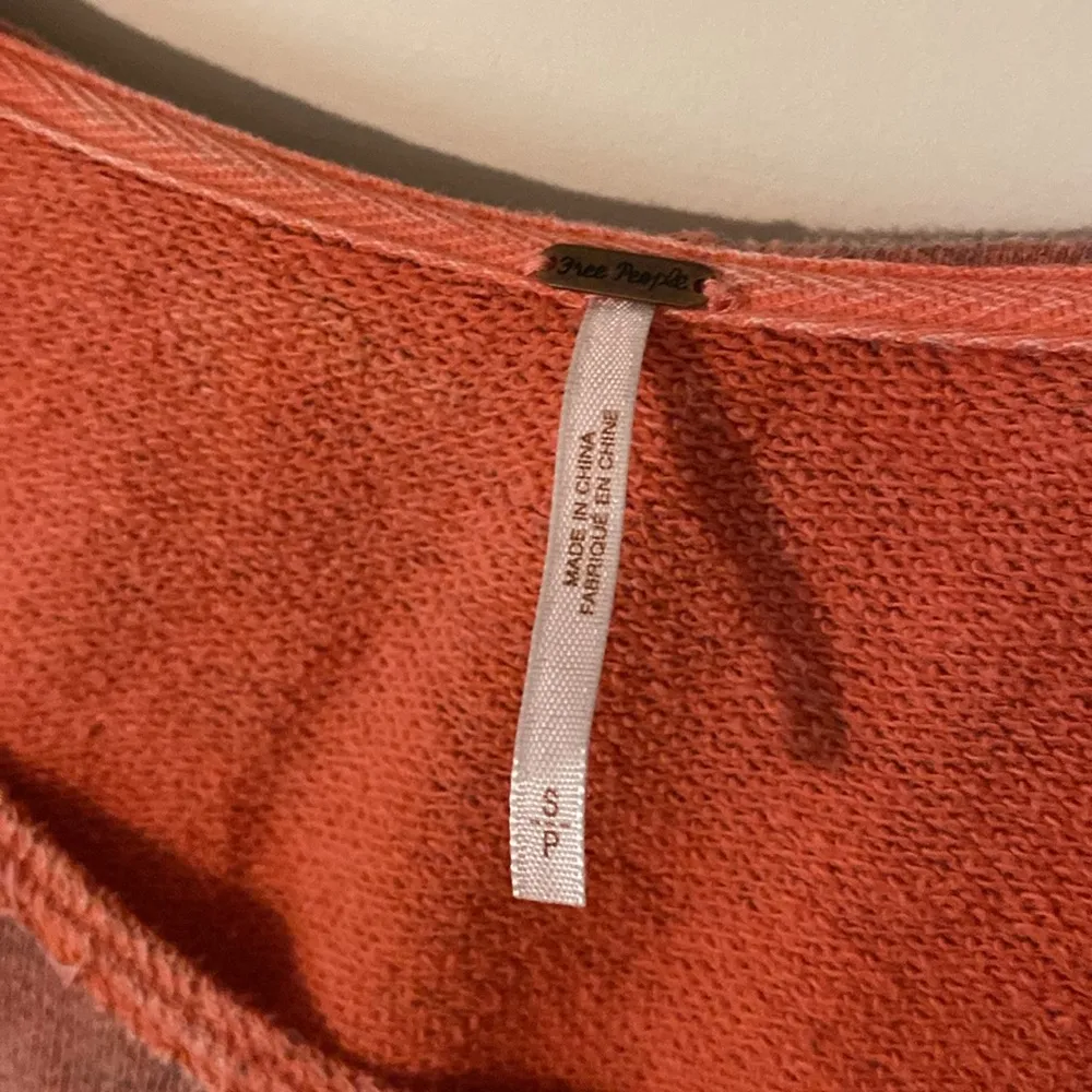 Coral Hoodie with patches of lace Sz Small (runs big ) fits like M/L - Image 4