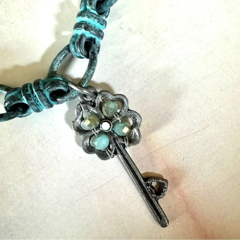 Blue metal key charm bracelet - Image 5
