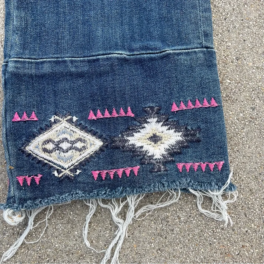 Driftwood Jeans Colette Hi Rise Aztec Embroidery Stretch Fray Hem size‎ 33 - Image 2