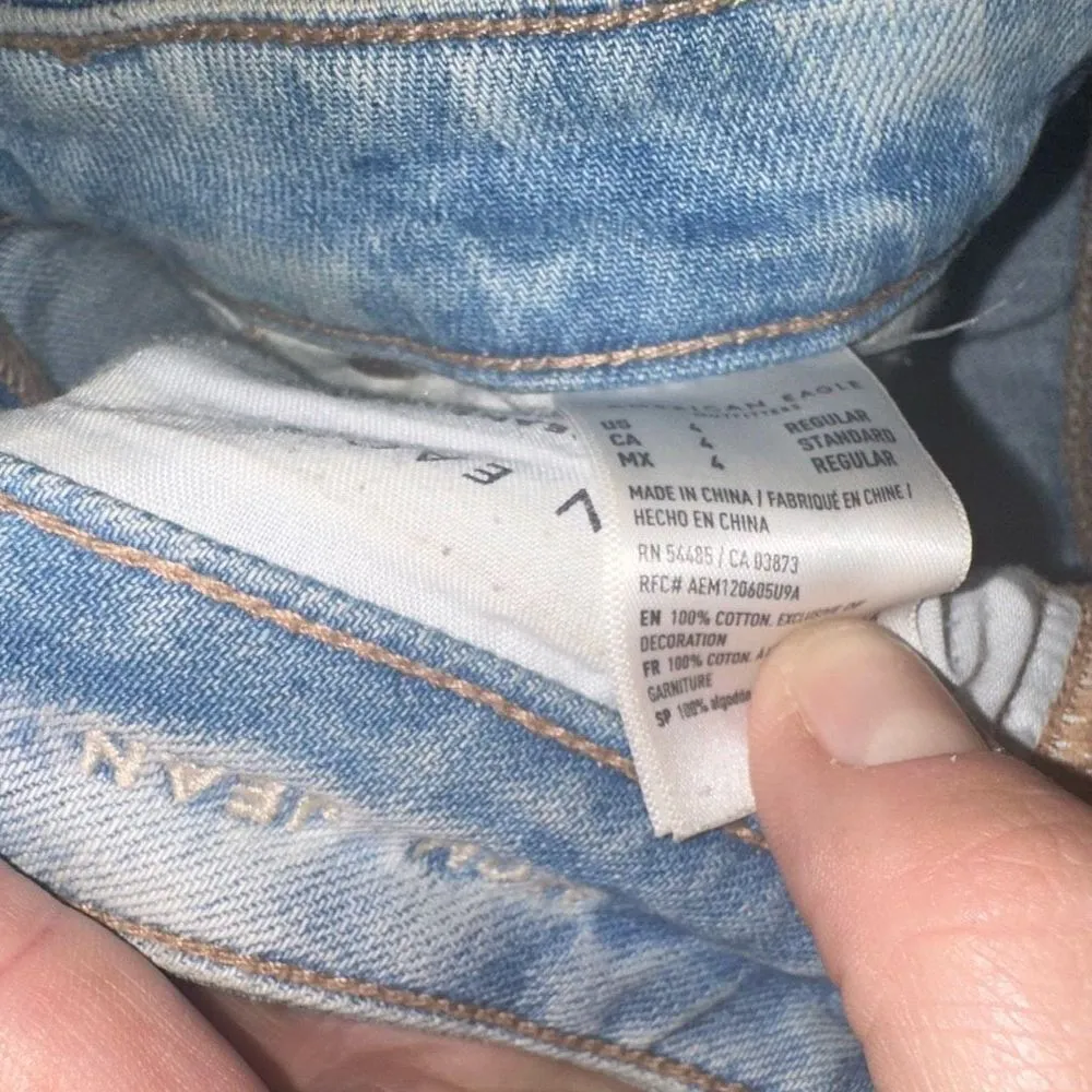 American Eagle destroyed light wash size 4 relaxed Mom Jeans - Image 2