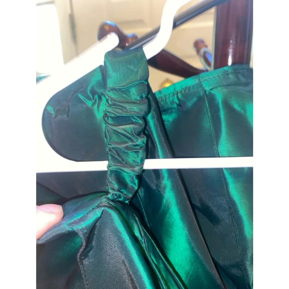 Women's 1980’s taffeta emerald green Dress/jacket size 6/8 - Image 5