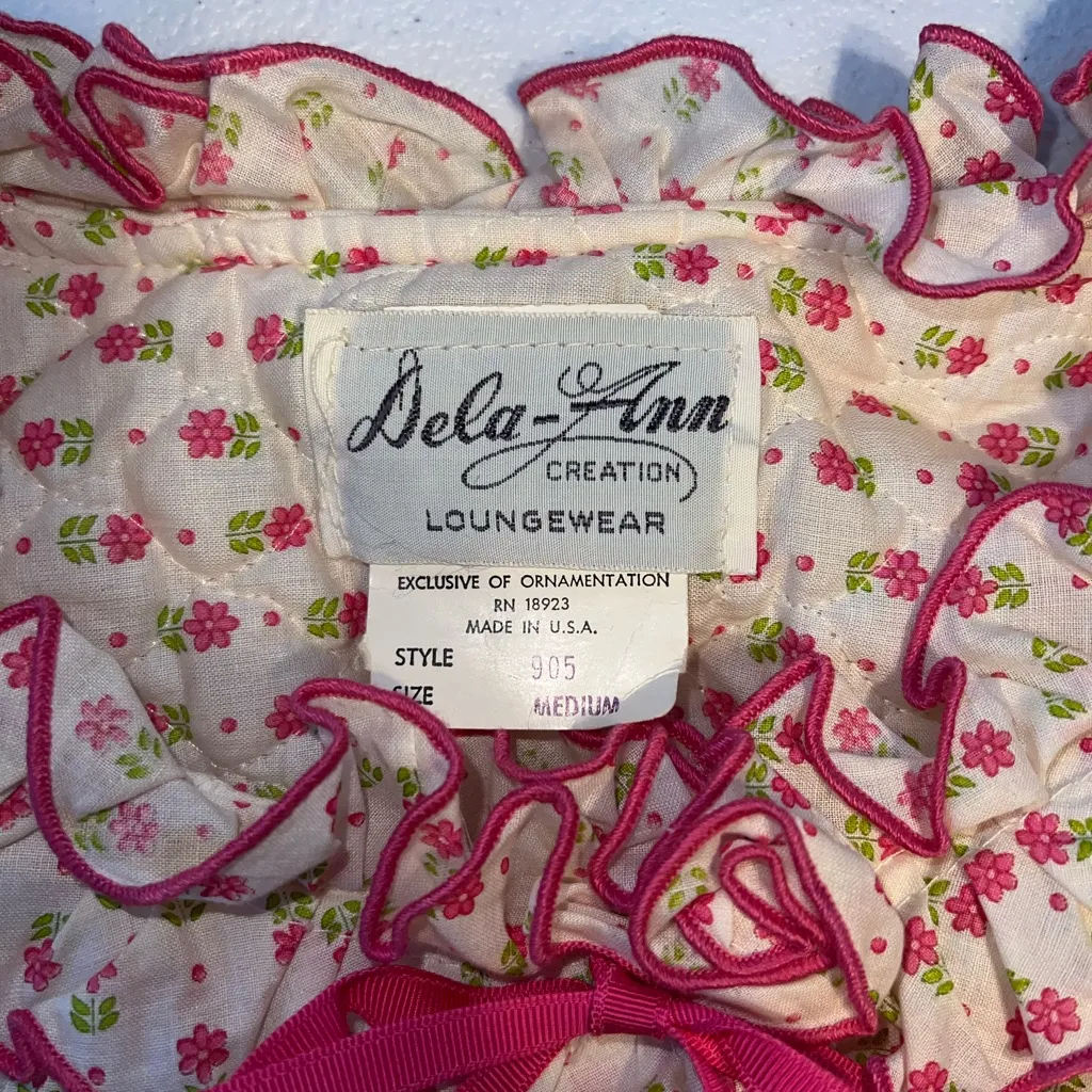 Darling *New* Vintage 1960s/70s Dela Ann Creations Ruffled Quilted Robe! Pink Size M - Image 8