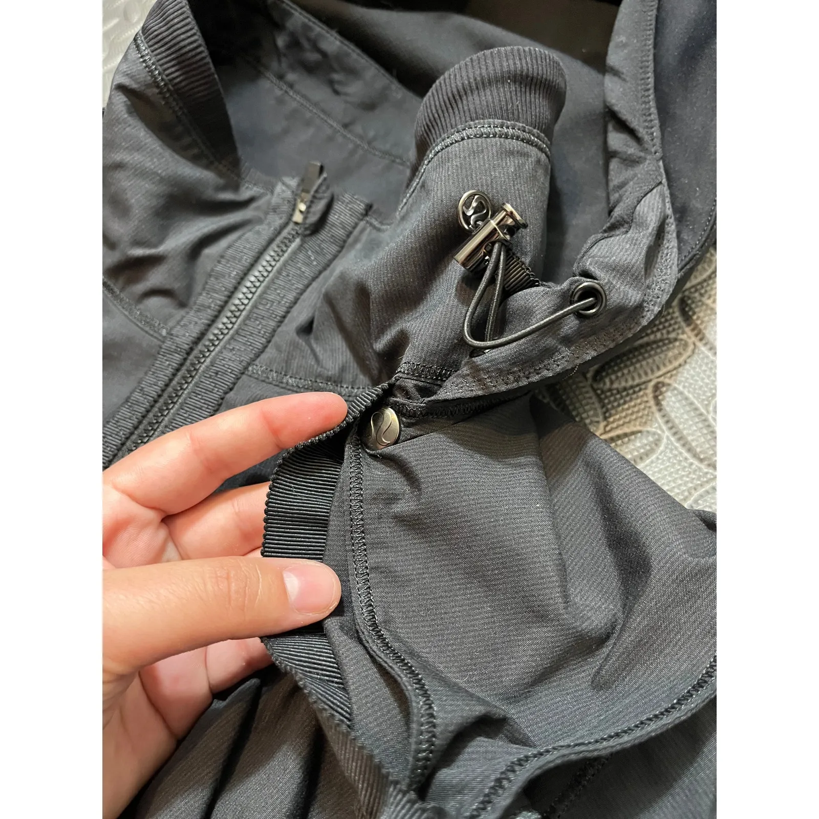 Lululemon Women's Run Bandit Jacket Reflective Black‎ Full Zip Light Size 10 - Image 5