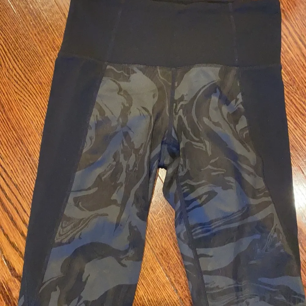Athleta Black Marble High Rise Crop Leggings - Image 2