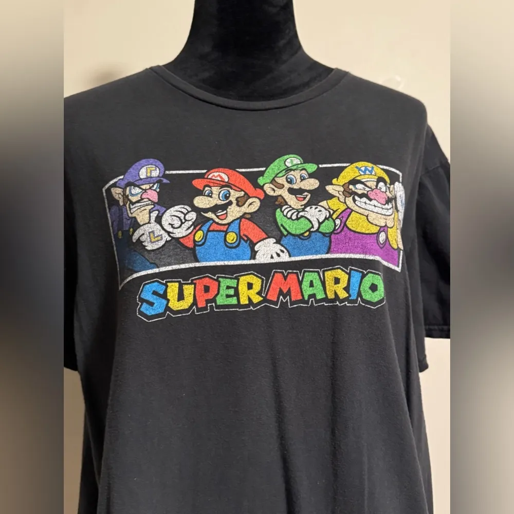EUC Nintendo Super Mario Bros Black Graphic Tee size large - Image 2