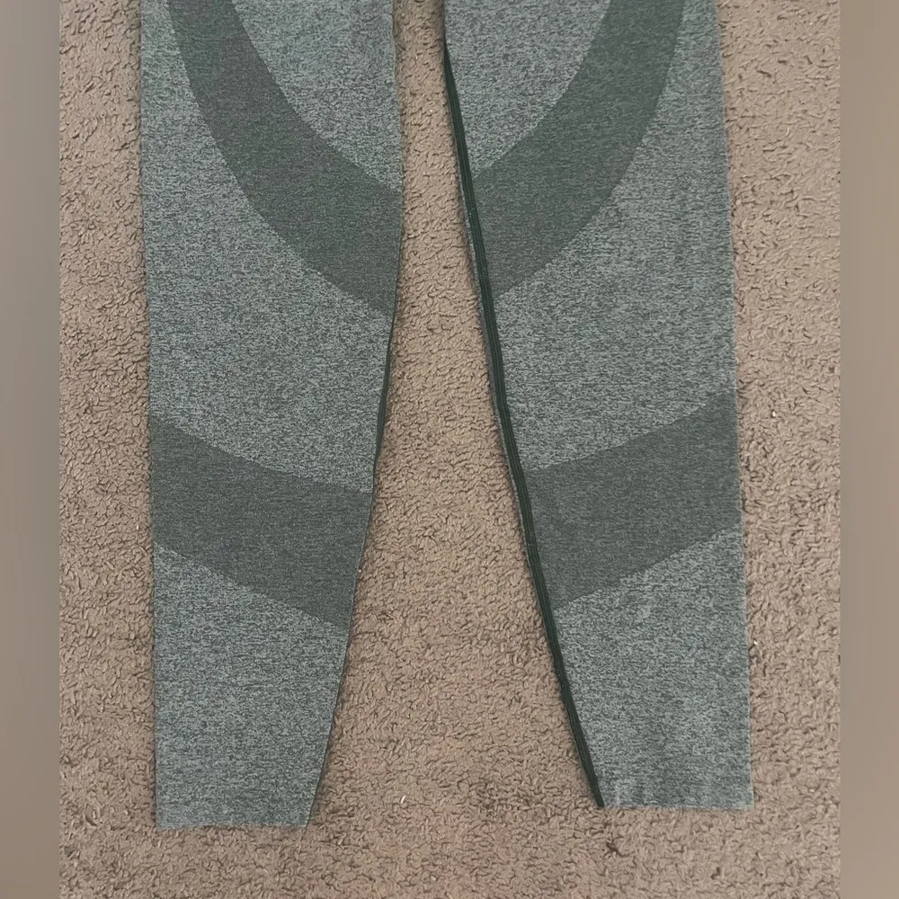 Victoria’s Secret (PINK) Two-Tone Seamless Activewear Leggings, Size M - Image 3