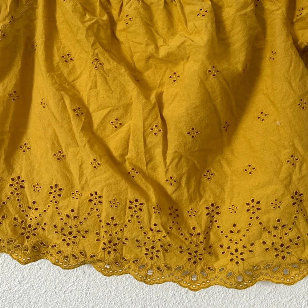 Womens Eyelet Off-the-Shoulder Top Short Sleeve Size small - Image 3