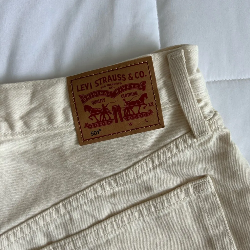 Levi 501 Butterfly Shorts - Image 3