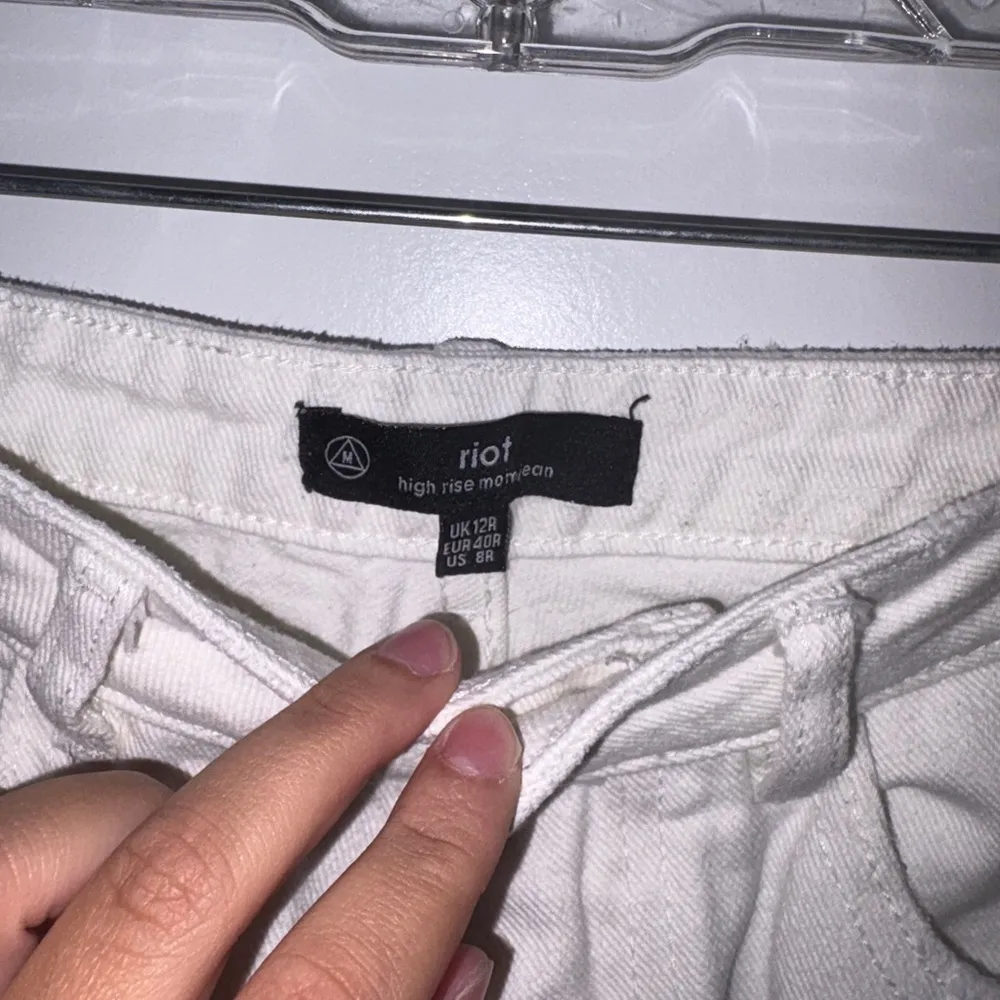 White Straight Leg Riot Jeans with Distressed Details in Right Leg Size: 8R Size 8 - Image 2