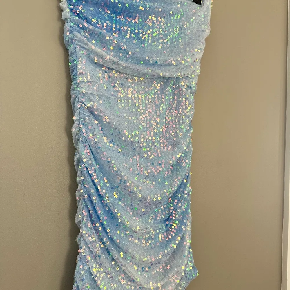 Enchanting Muse Iridescent Sequin Mini Dress
Light blue size medium New - Image 4