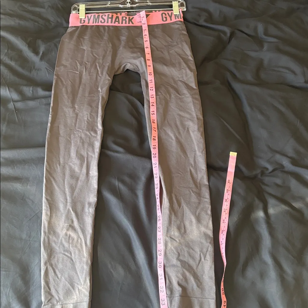 Gymshark fit seamless leggings size small charcoal grey with a pink waistband - Image 7