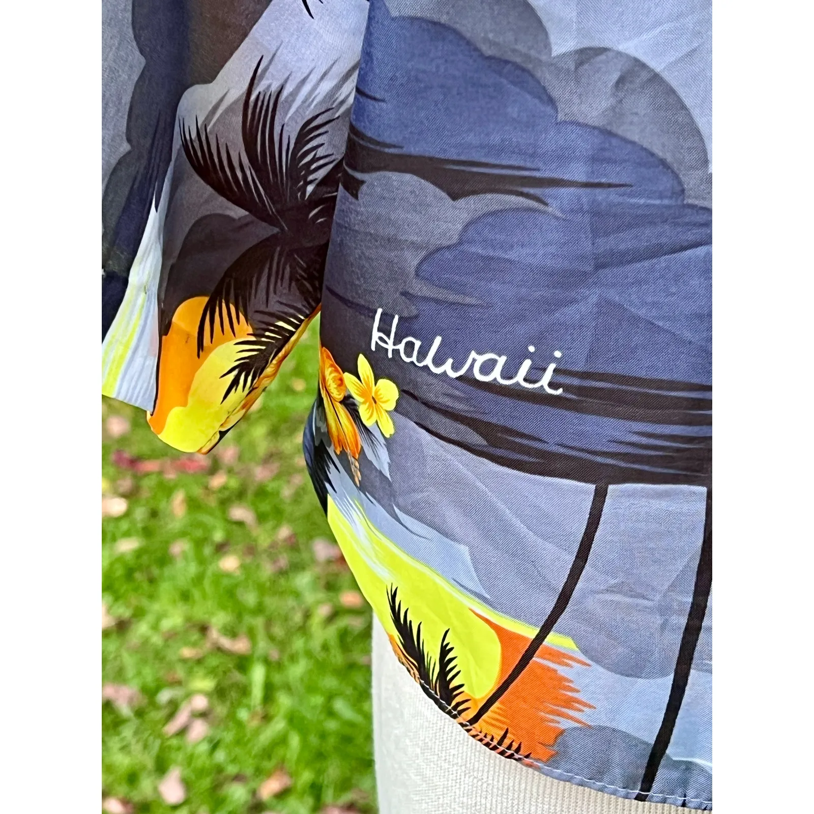 VTG Women's XL button and tie front Hawaiian shirt Made in Hawaii USA Gray - Image 4