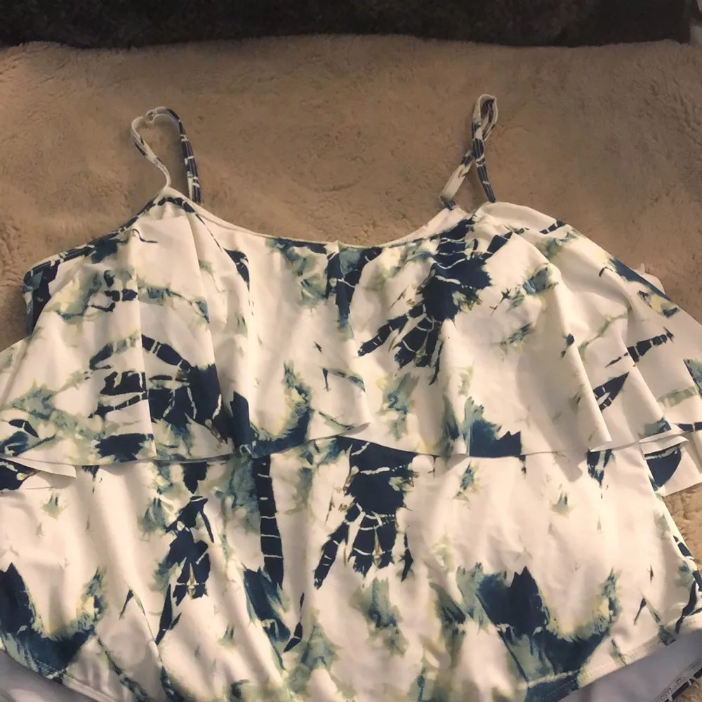 NWT boohoo Plus Rosie Marble Print Drape Sleeve Swimsuit, size 16 - Image 2