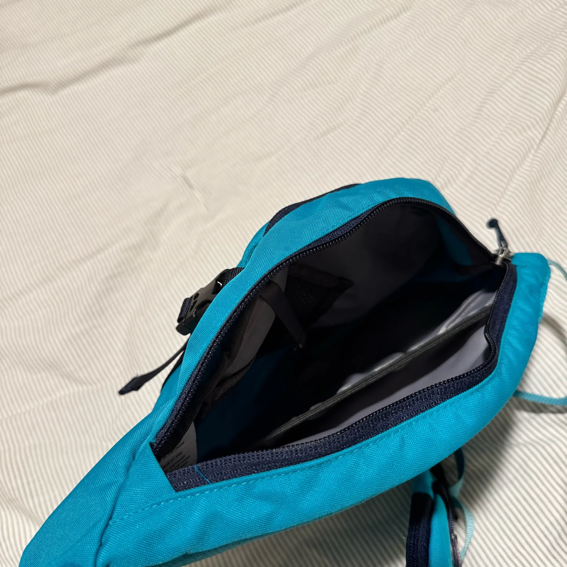 Patagonia Shoulder Messenger Bag Atom Strap Bag 8L - Image 4