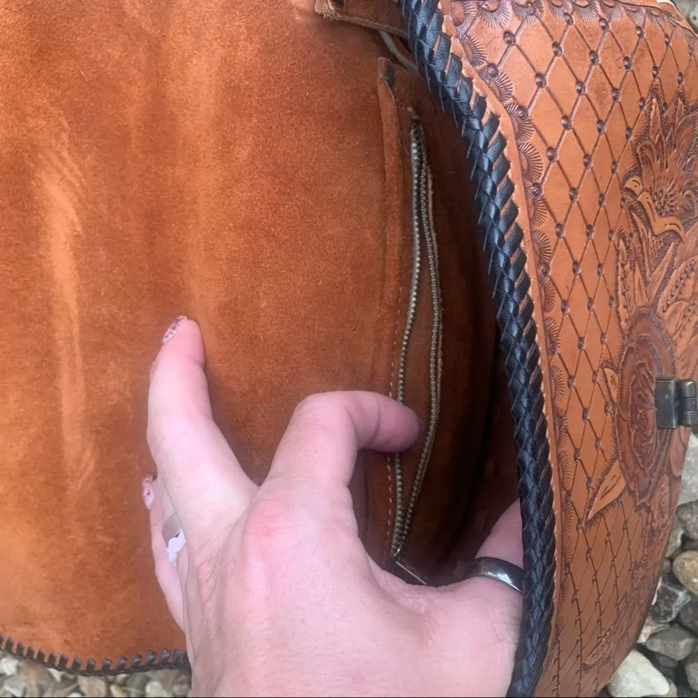 Vintage hand tooled leather turn lock purse - Image 10