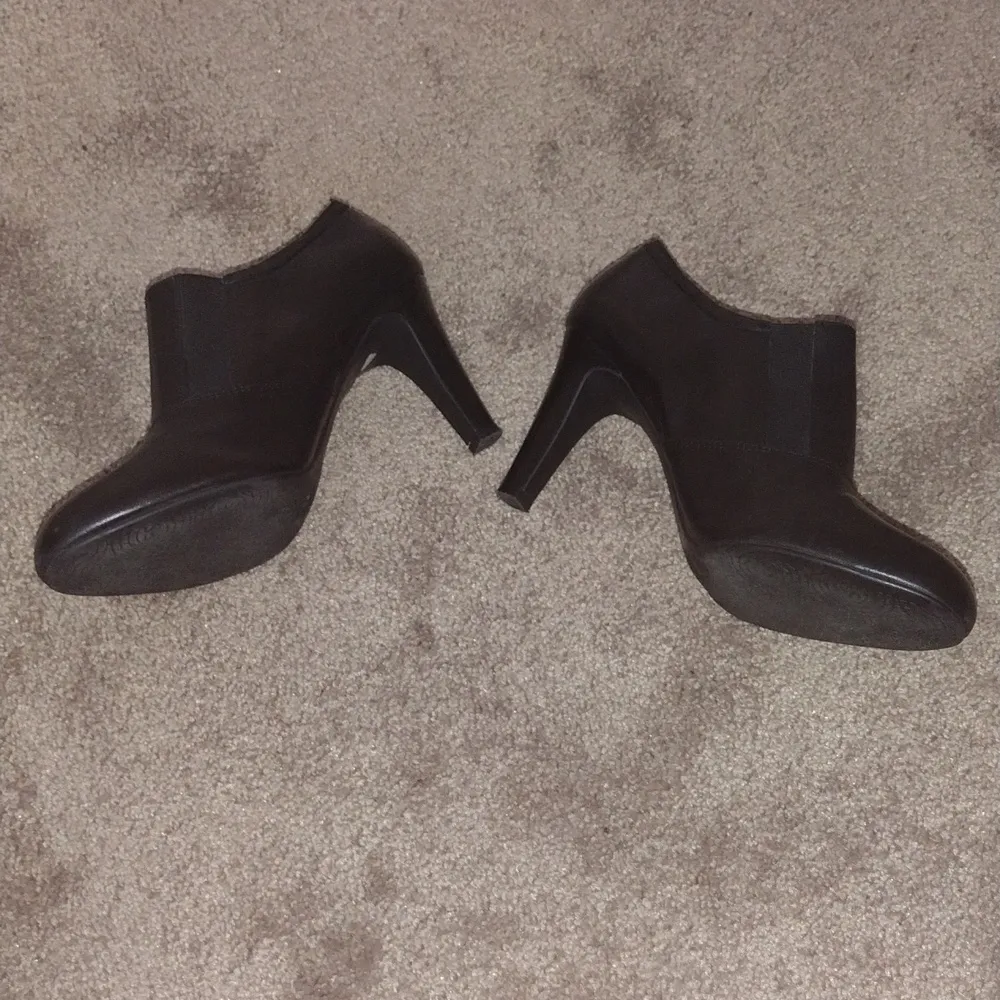 Franco Sarto Shoes SIZE 8.5 - Image 2