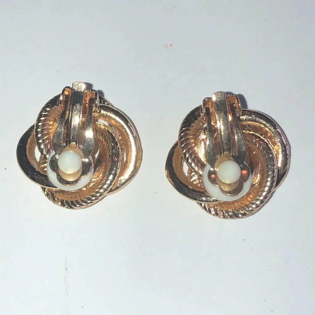 Vintage Gold Tone Round Classic Knot Retro Clip On Earrings - Image 4