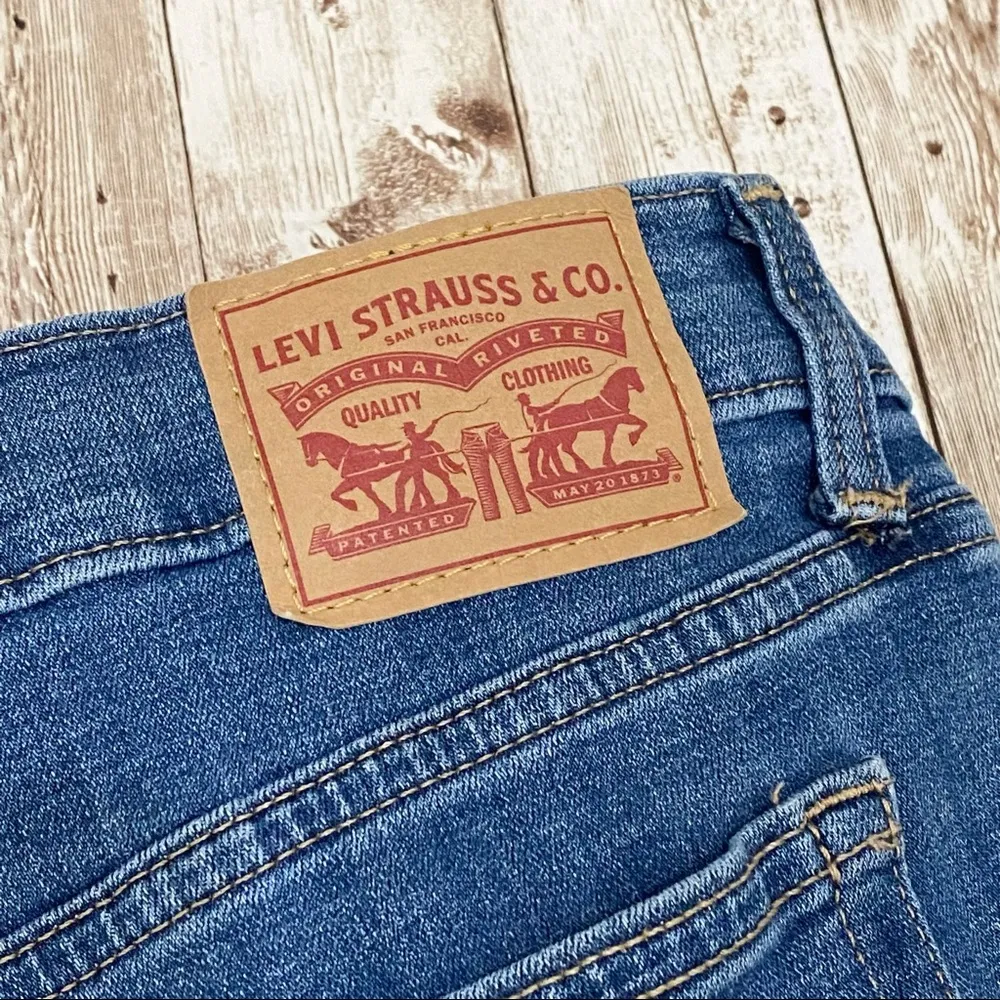 Levi’s Distressed Cropped Boyfriend Jeans 28 - Image 8