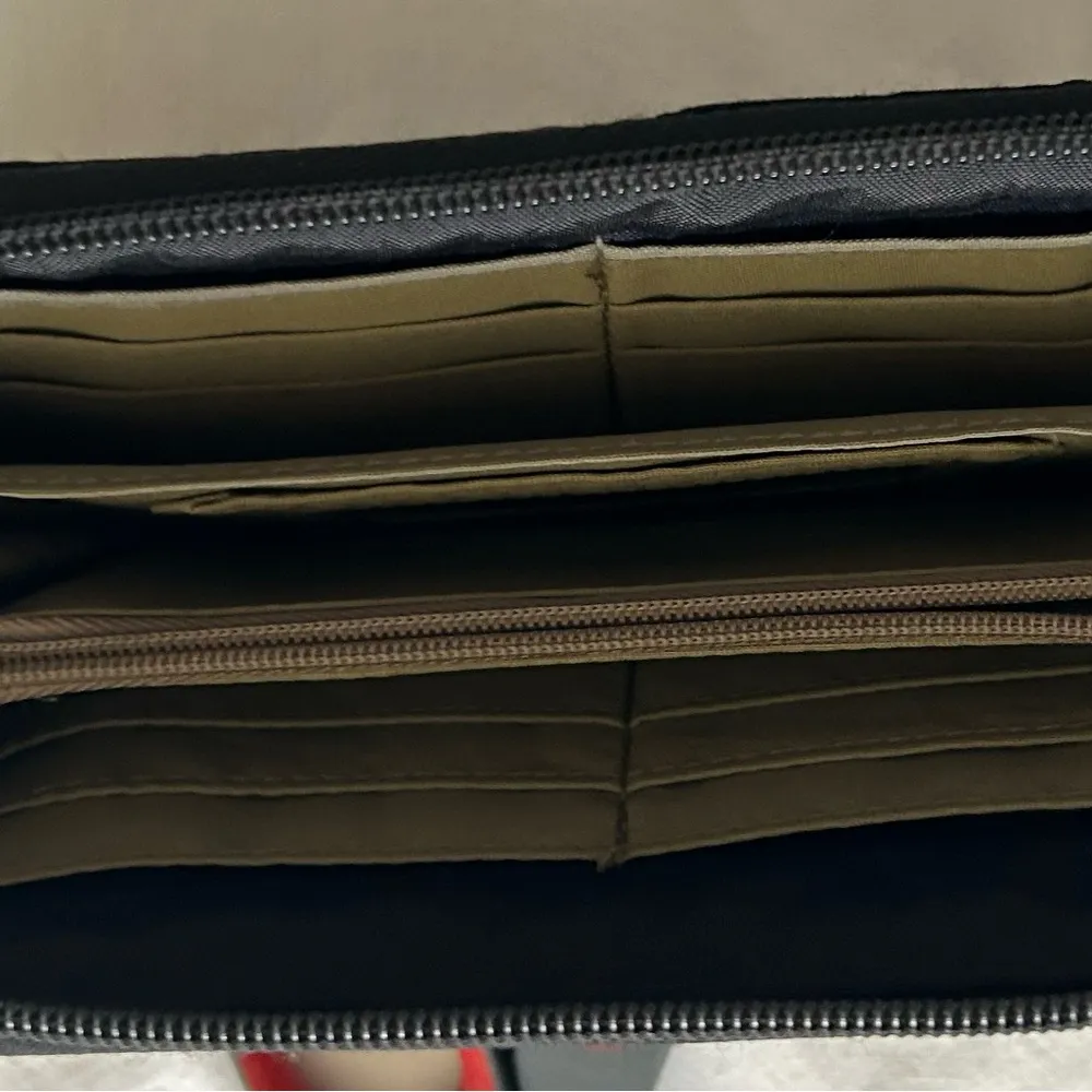 Baggallini Sleek Black Crossbody Bag - Image 4