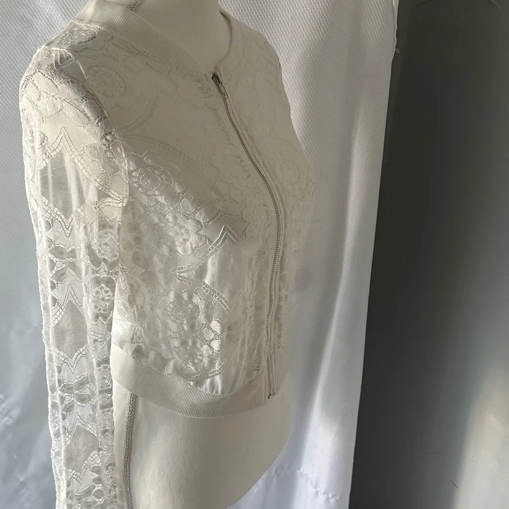 Elegant White Lace Women's Jacket - Image 3