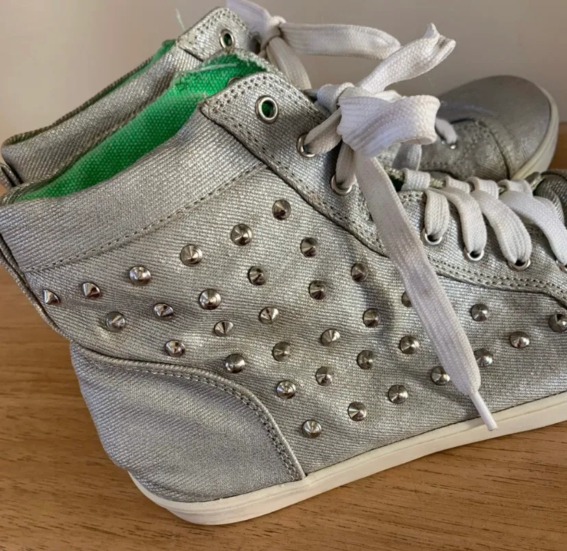Wanted High Tops Silver Sneakers Embellished Womens 7.5 Lace Up Shoes - Image 5